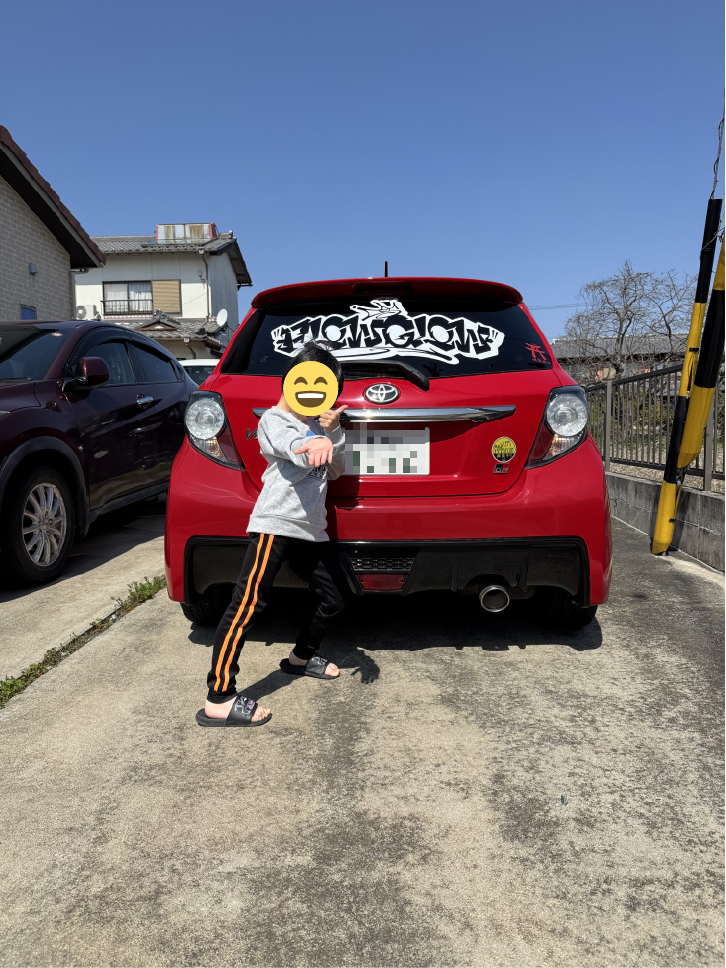 車のリアガラスに貼られたカッティングシート(顔・ナンバーにモザイク処理済み)