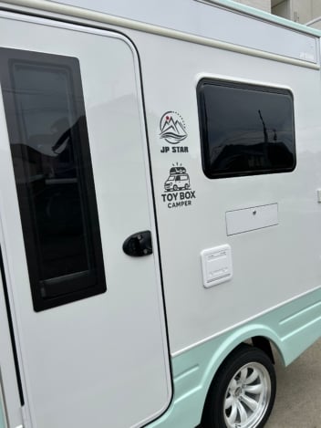 屋外耐候性も安心！カッティングシートで作る車両ステッカー