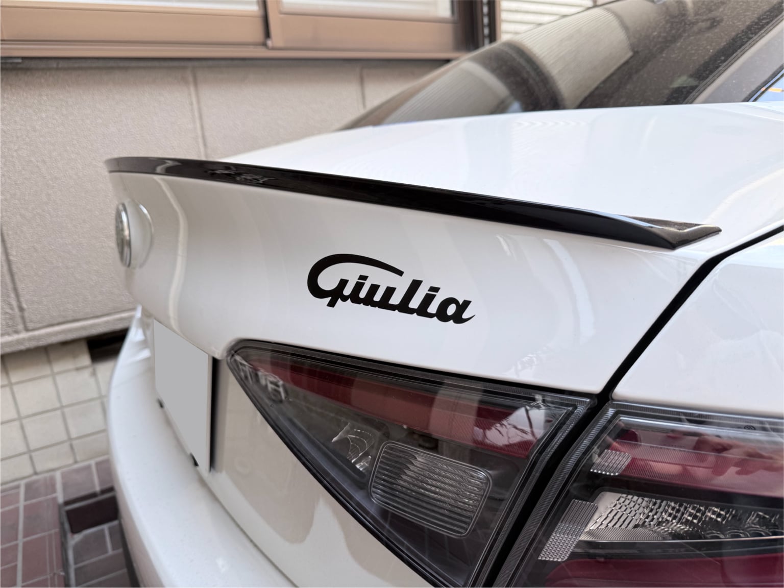 車に貼られたカッティングシート