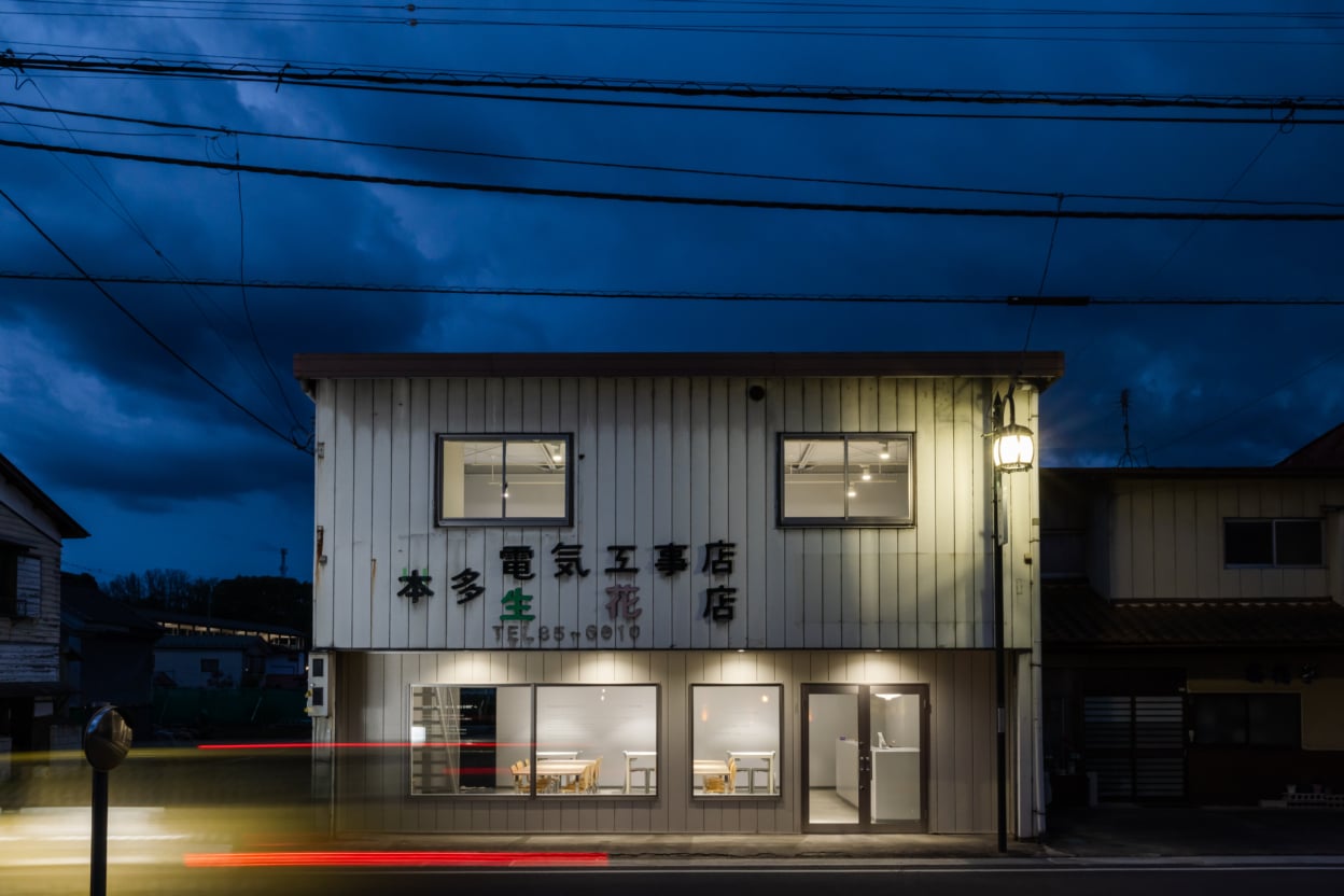 カッティングシートを施工した建物全体の画像