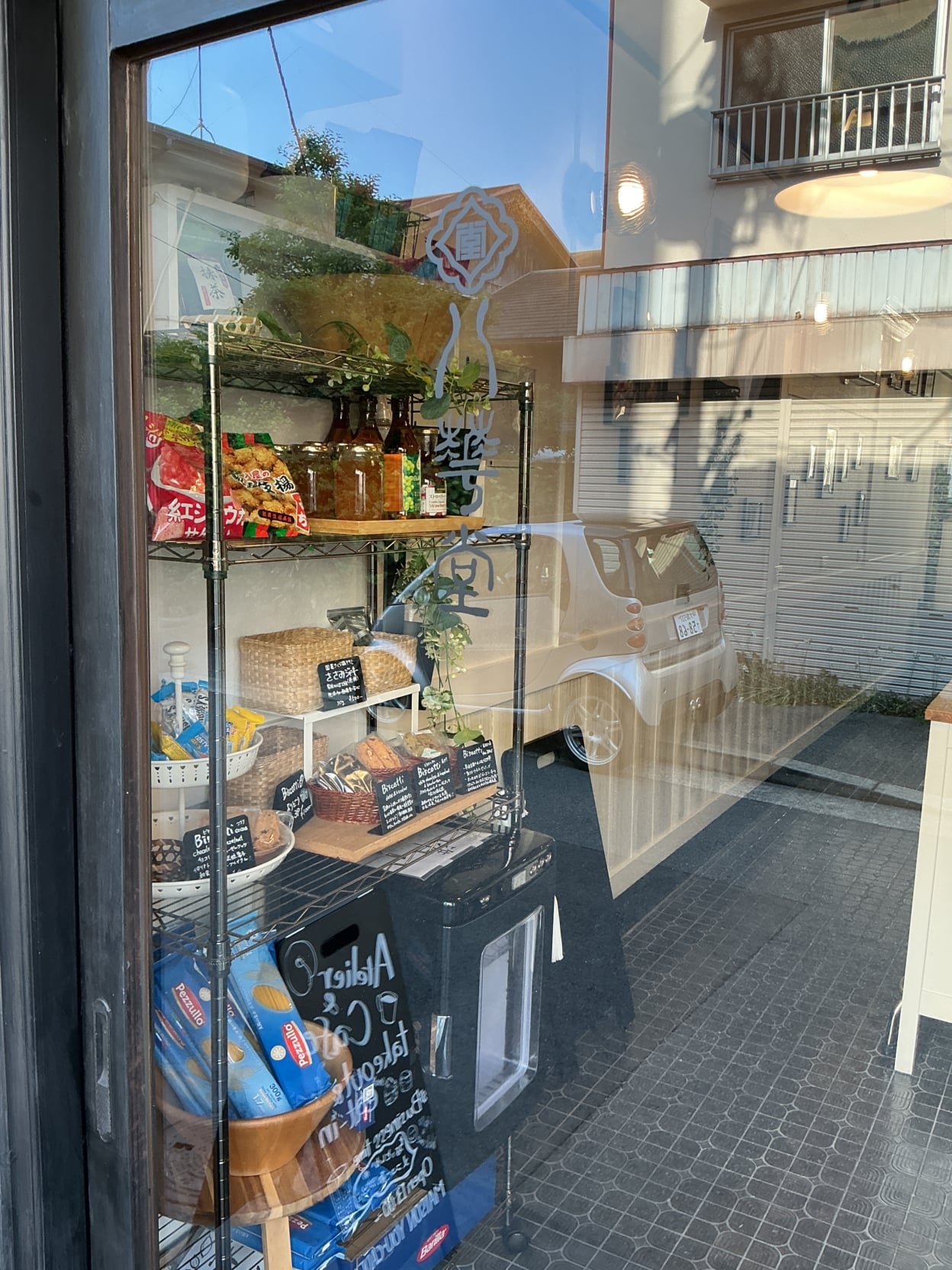 ガラスドアに貼られたカッティングシート