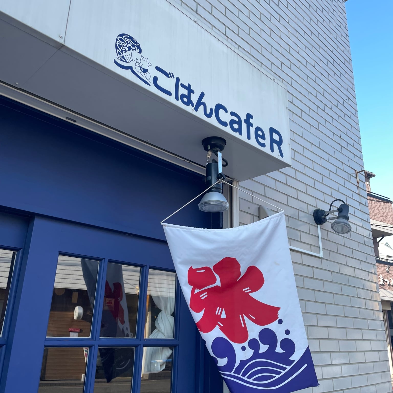 屋外看板に貼られたカッティングシート