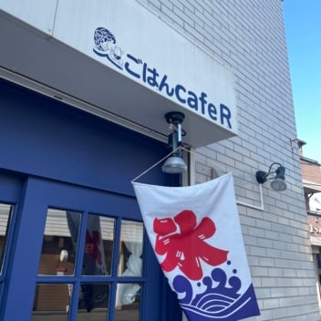 カフェの顔を作る！カッティングシートで仕上げるおしゃれな店舗用外壁看板