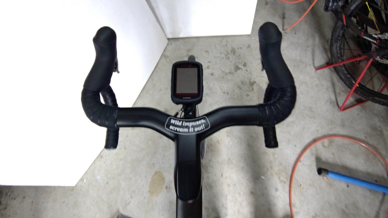 自転車のハンドルに貼られたカッティングシート