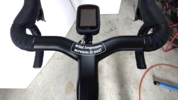 歌詞やメッセージを形に。カッティングシートで作る愛車専用の英語ロゴステッカー