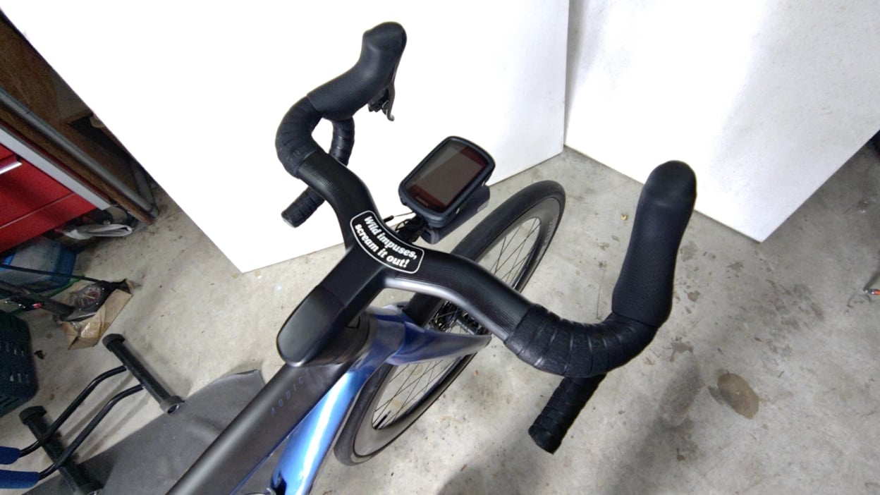 自転車のハンドルに貼られたカッティングシート