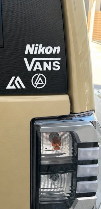 愛車を自分仕様に！カッティングシートで施すお気に入りブランド＆アーティストロゴカスタム