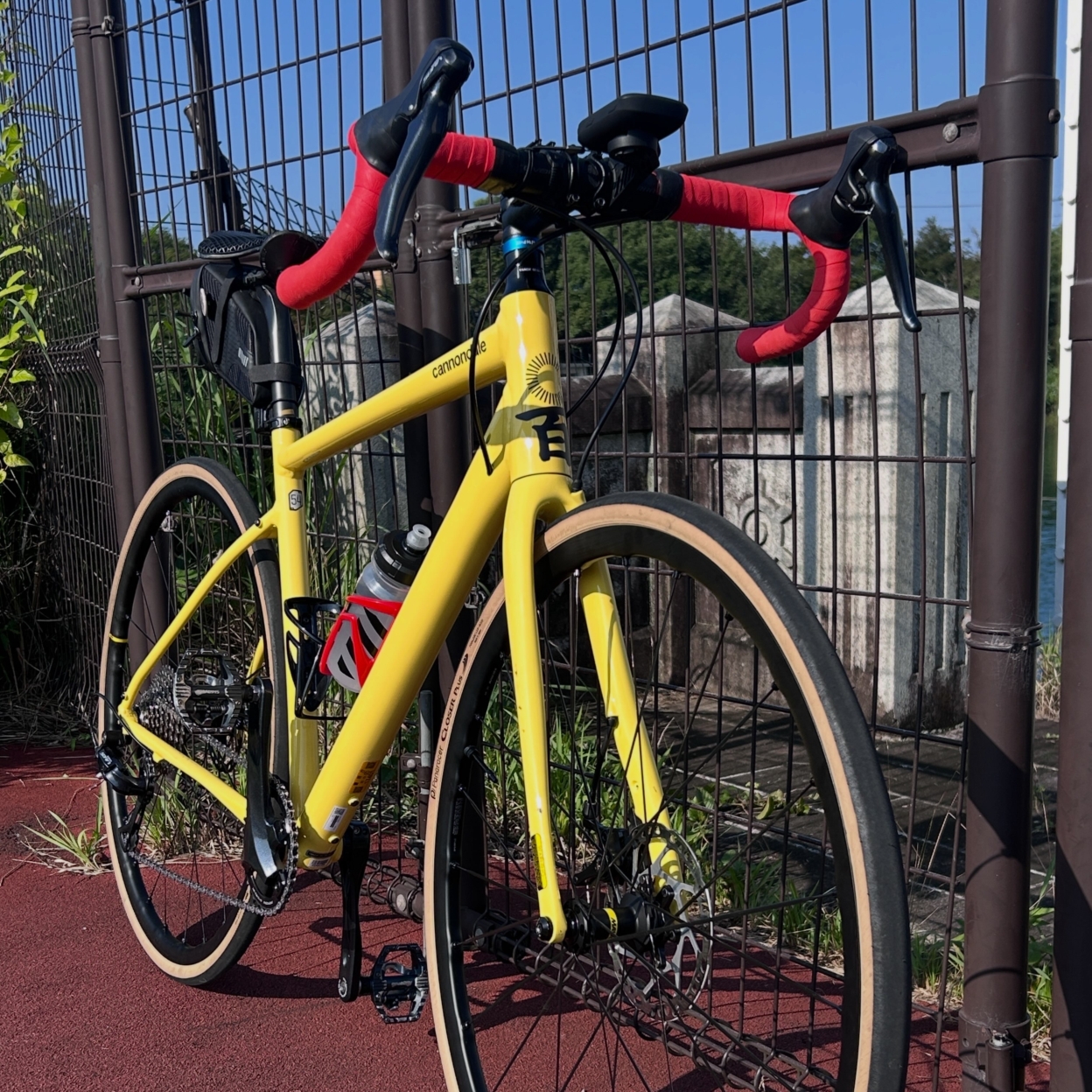 自転車に貼られたカッティングシート