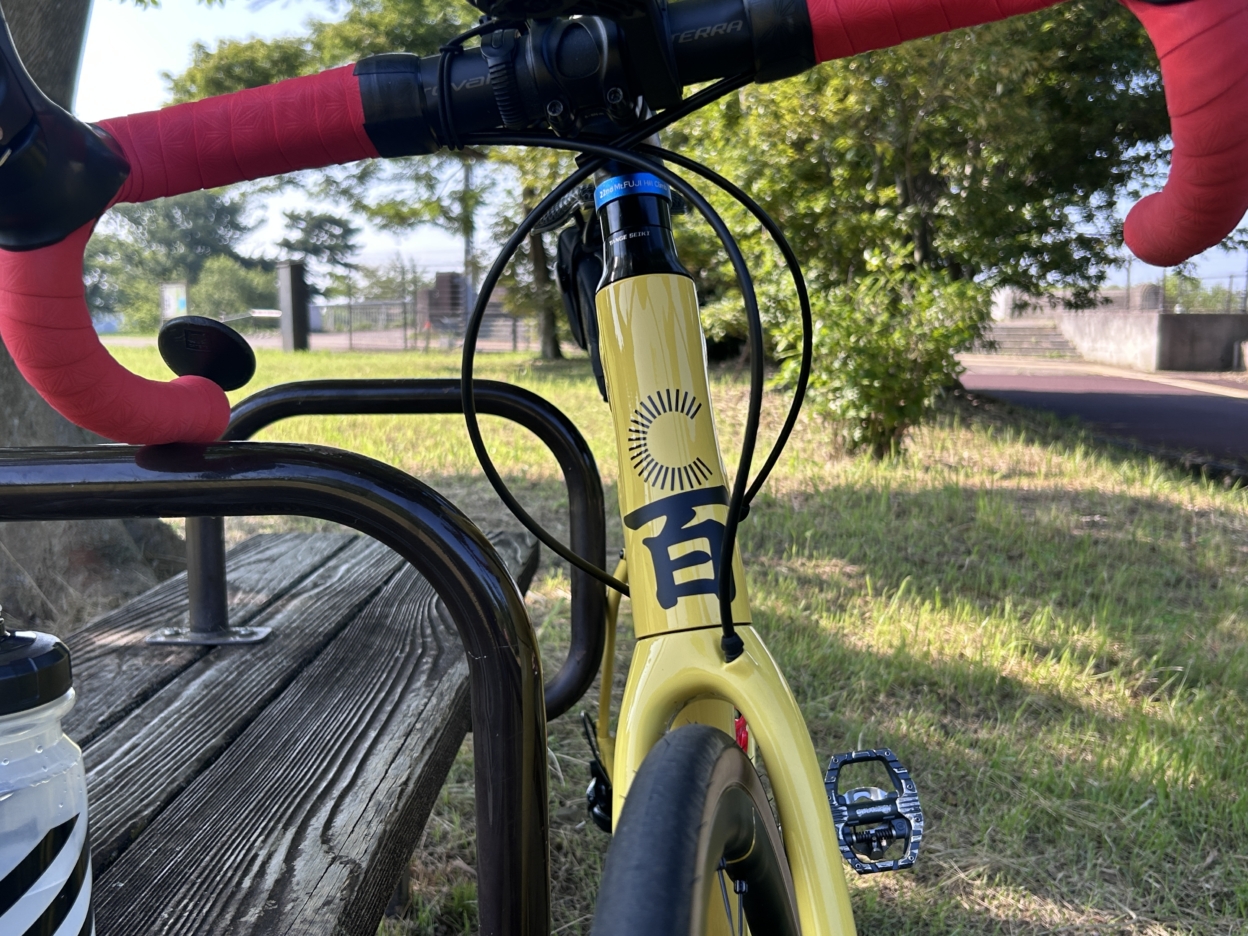 自転車に貼られたカッティングシートを正面から見た画像