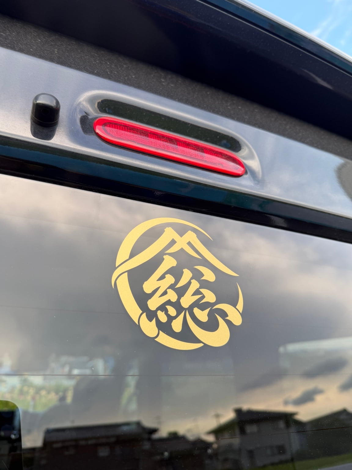 車に貼られたカッティングシート
